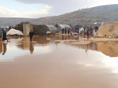 أمطار غزيرة تضرب شمال غربي سوريا ومأساة النازحين غائبة عن عيون العالم