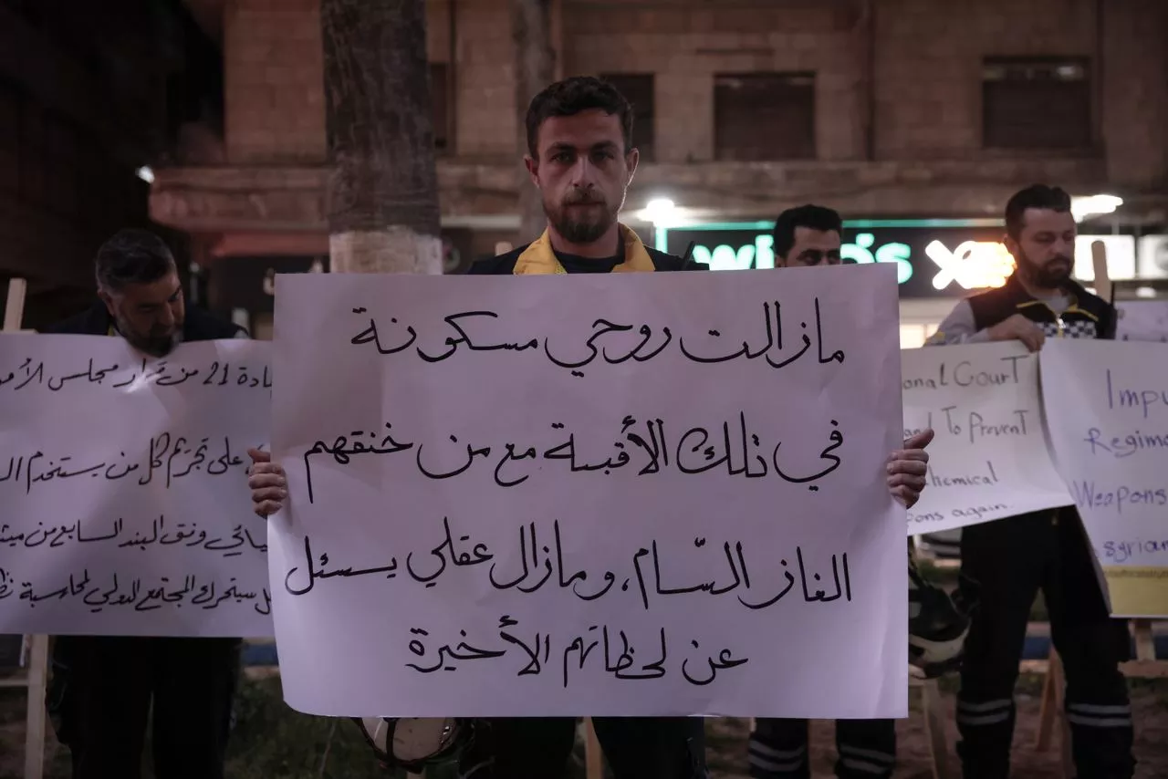 نظّم الدفاع المدني السوري بالتعاون مع حملة "لا تخنقوا الحقيقة"، مساء يوم الخميس 4 نيسان