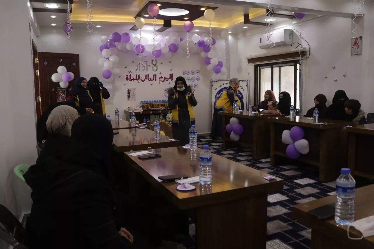 أقامت متطوعات الدفاع المدني السوري فعالية لنساء وناجيات من سجون نظام الأسد في مركز التمكين المجتمعي بمدينة عفرين